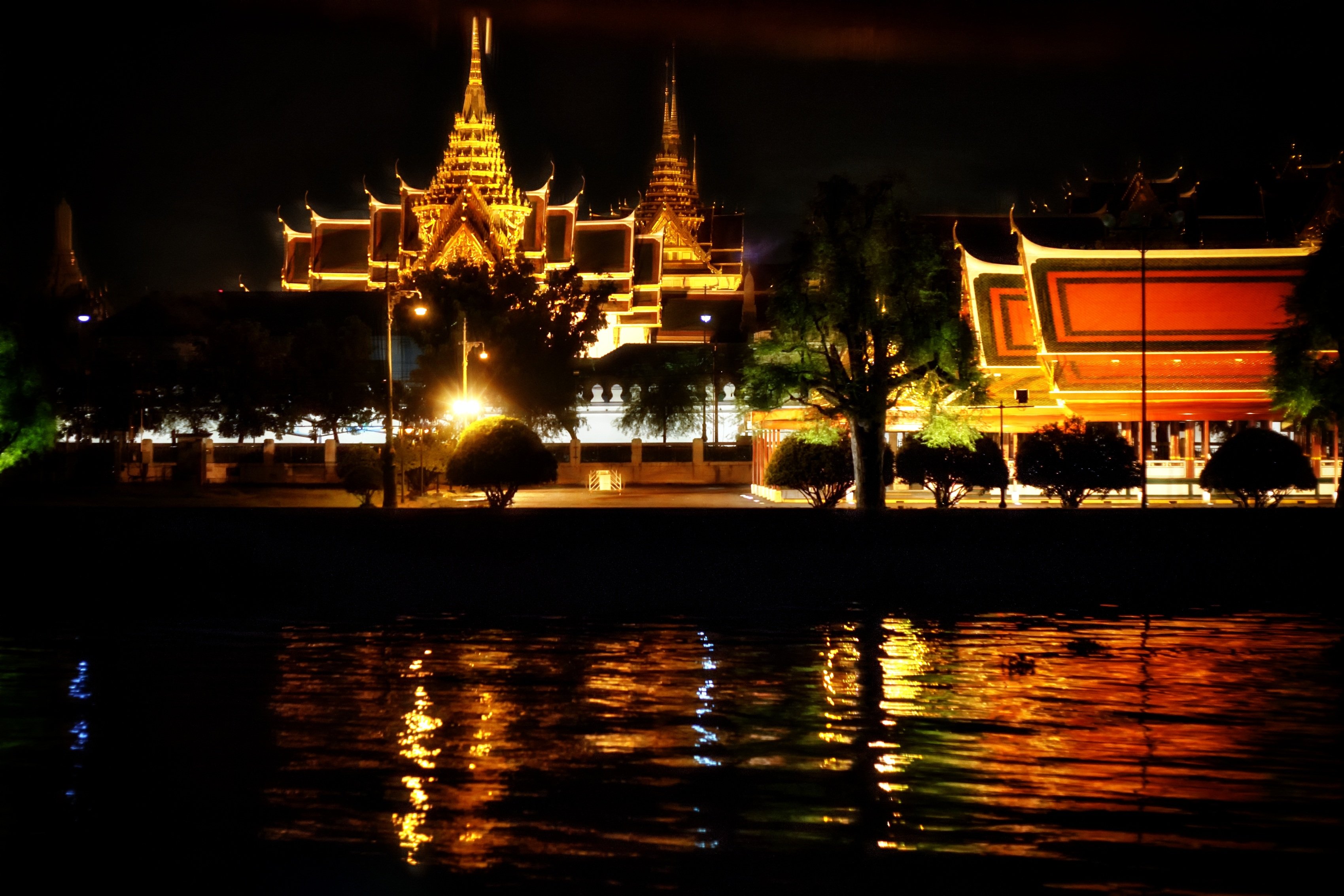 Бангкок вечером. Бангкок ночной храм. Храм-корабль Бангкок. Храм рассвета в Бангкоке. Королевский дворец в Бангкоке ночью.