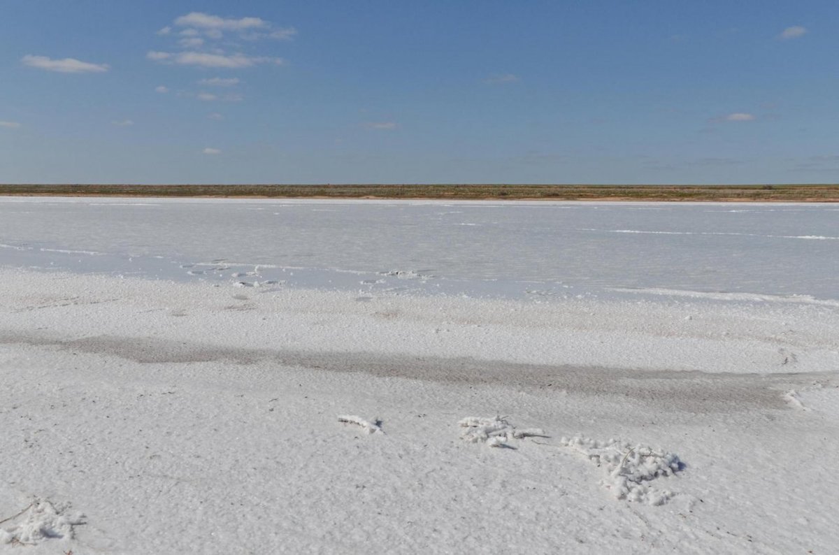 Яшалтинское соленое озеро