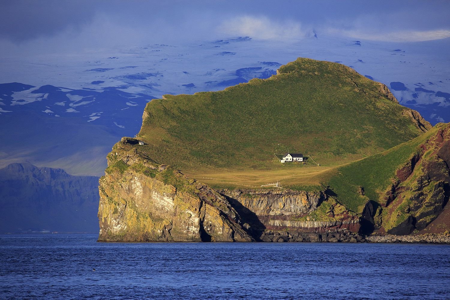 Остров Эллидаэй Исландия. Остров Эдлидаэй в Исландии. Одинокий дом на острове Эллидаэй Исландия. Остров Вестманнаэйяр Исландия.
