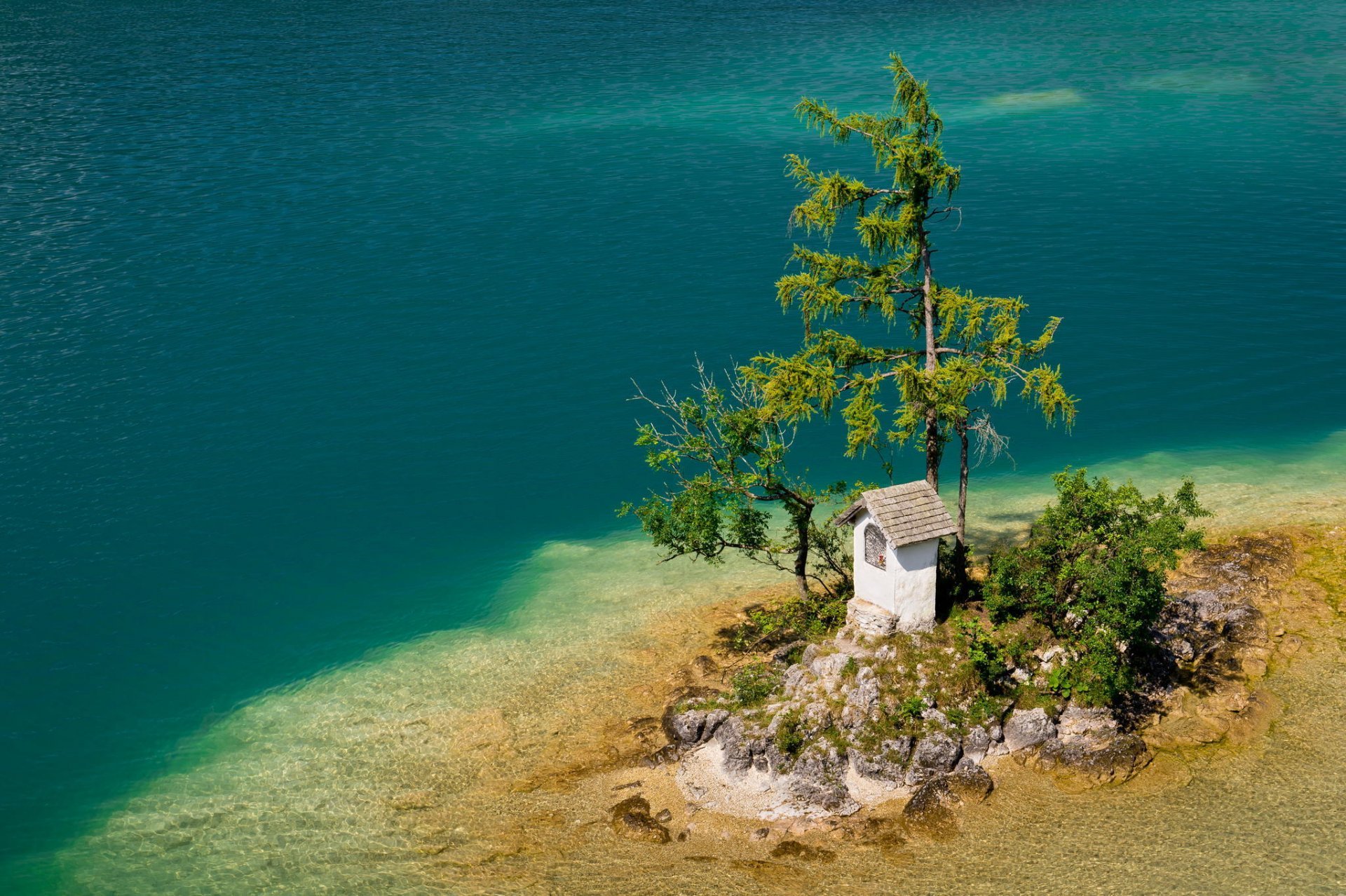 Остров на озере которое находится на острове. Одинокий домик на острове. Маленький остров. Одинокий остров. Необитаемые острова.