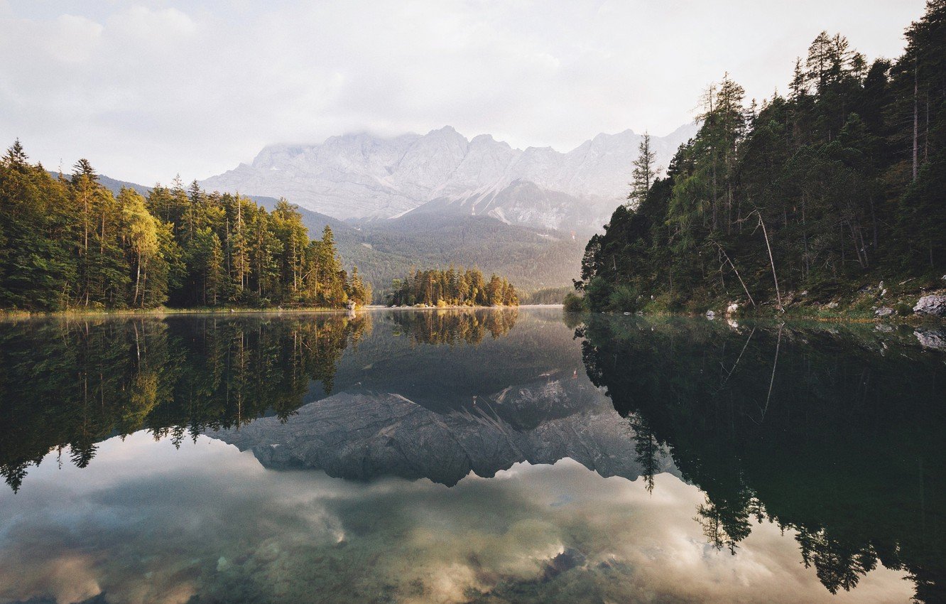 Послушать в озерах. Горы озеро отражение. Отражение в озере фото. Горное озеро с красивым отражением. Отражение гор в Горном озере фото.
