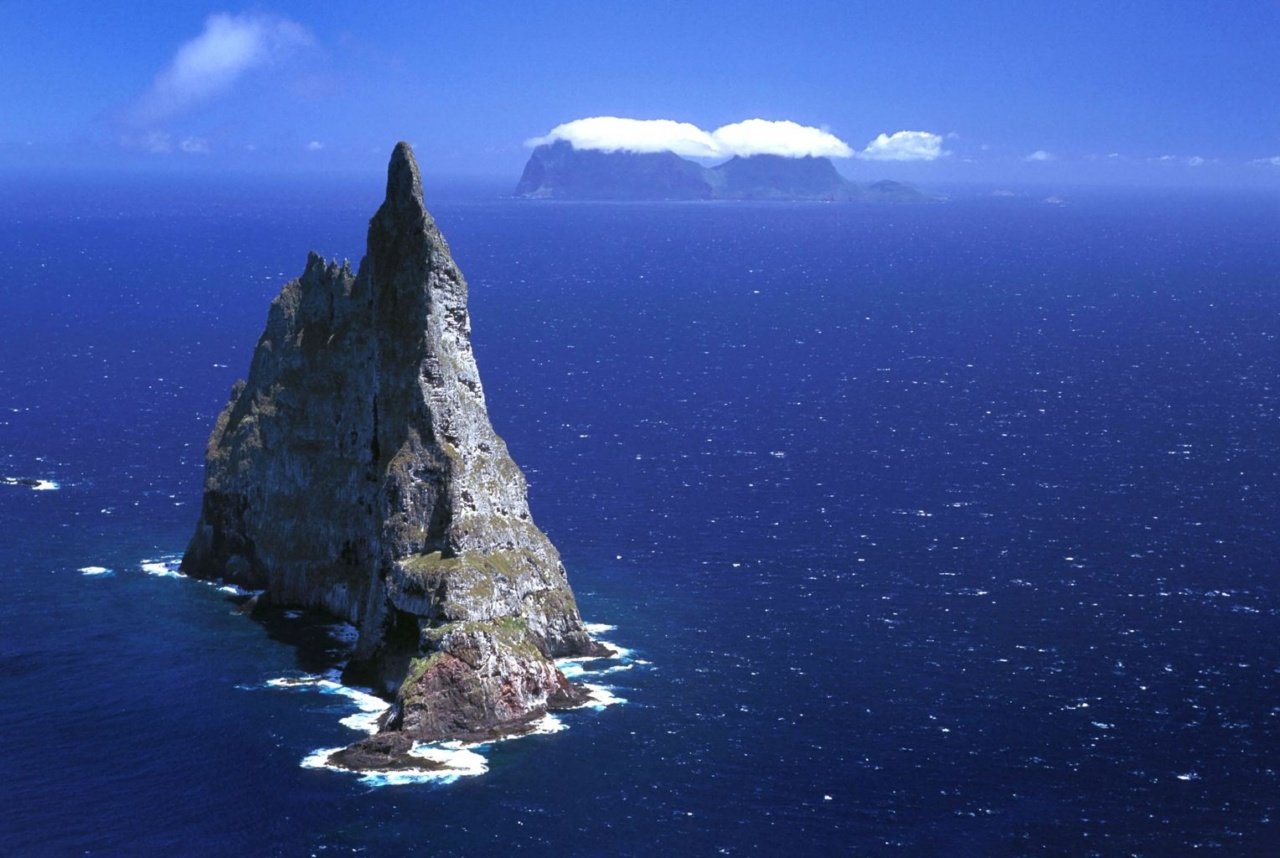Остров пирамида Болла. Пирамида Болла самая большая скала в море. Скала balls Pyramide Австралия.