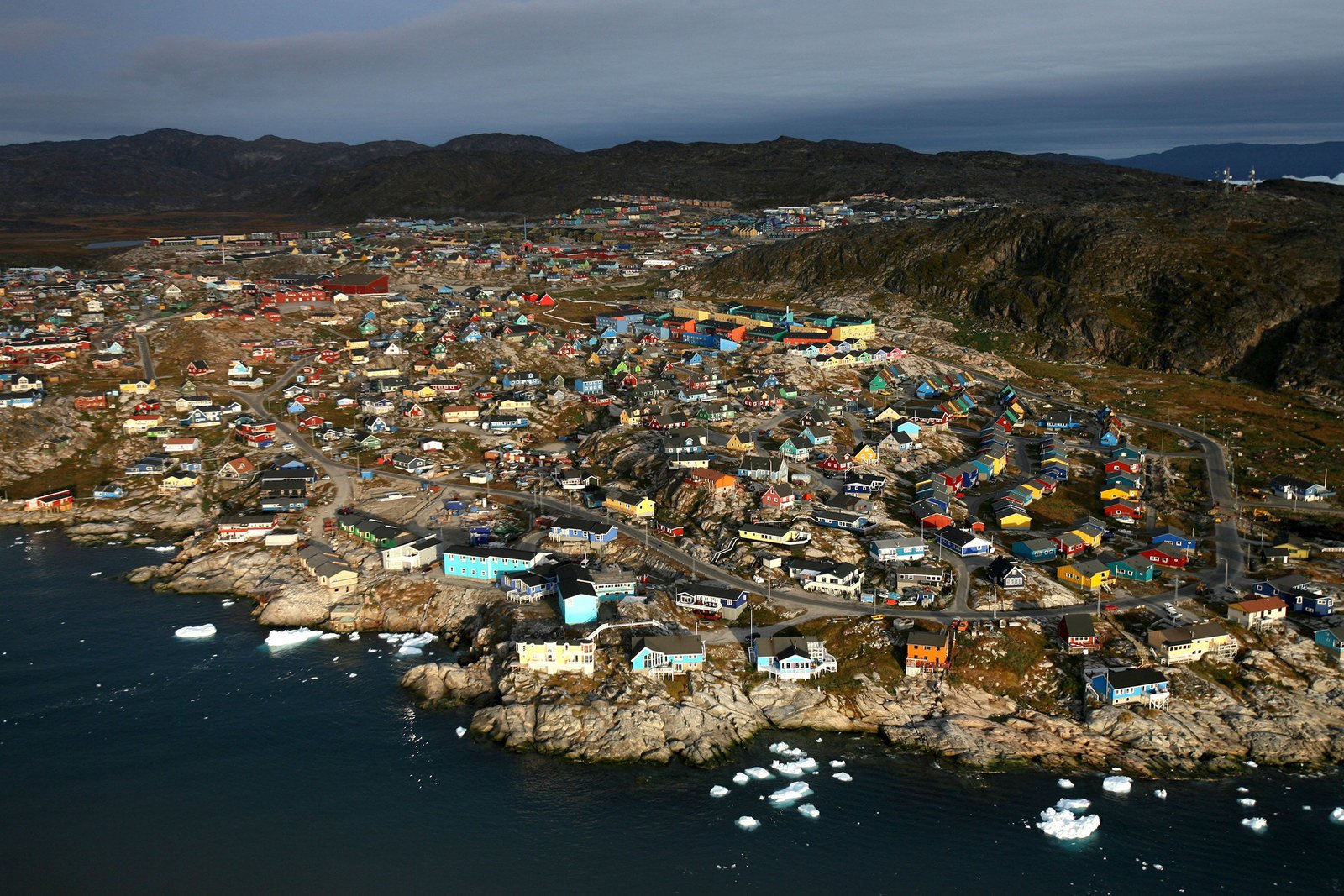 Сколько жителей в острове. Гренландия остров население. Самый большой остров Гренландия. Гринландия остров население. Остров Гренландия жители.