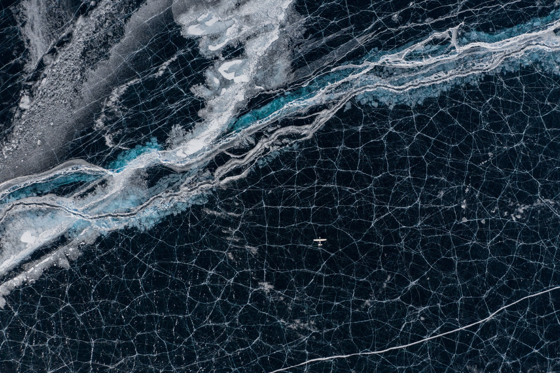 Трещины воды. Лед Байкала. Озеро Байкал снимки из космоса. Байкал вид сверху. Лед Байкала вид сверху.