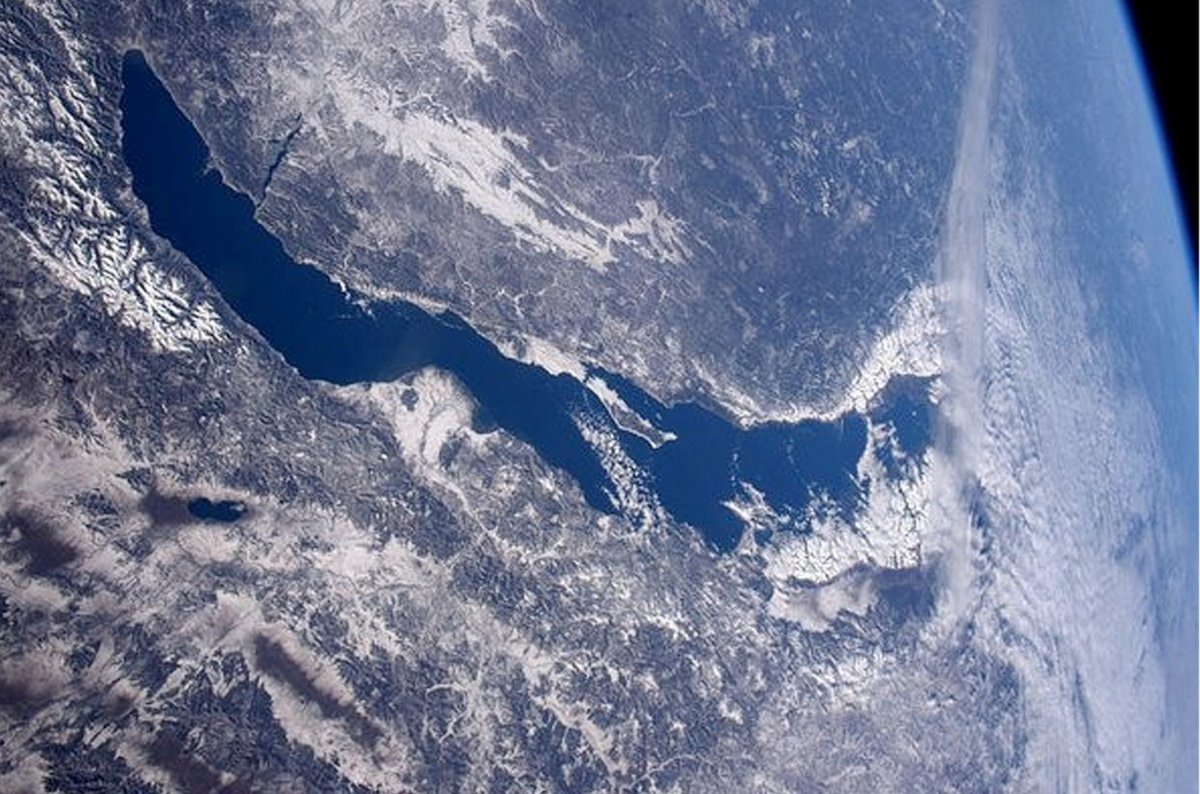 Озеро Байкал со спутника