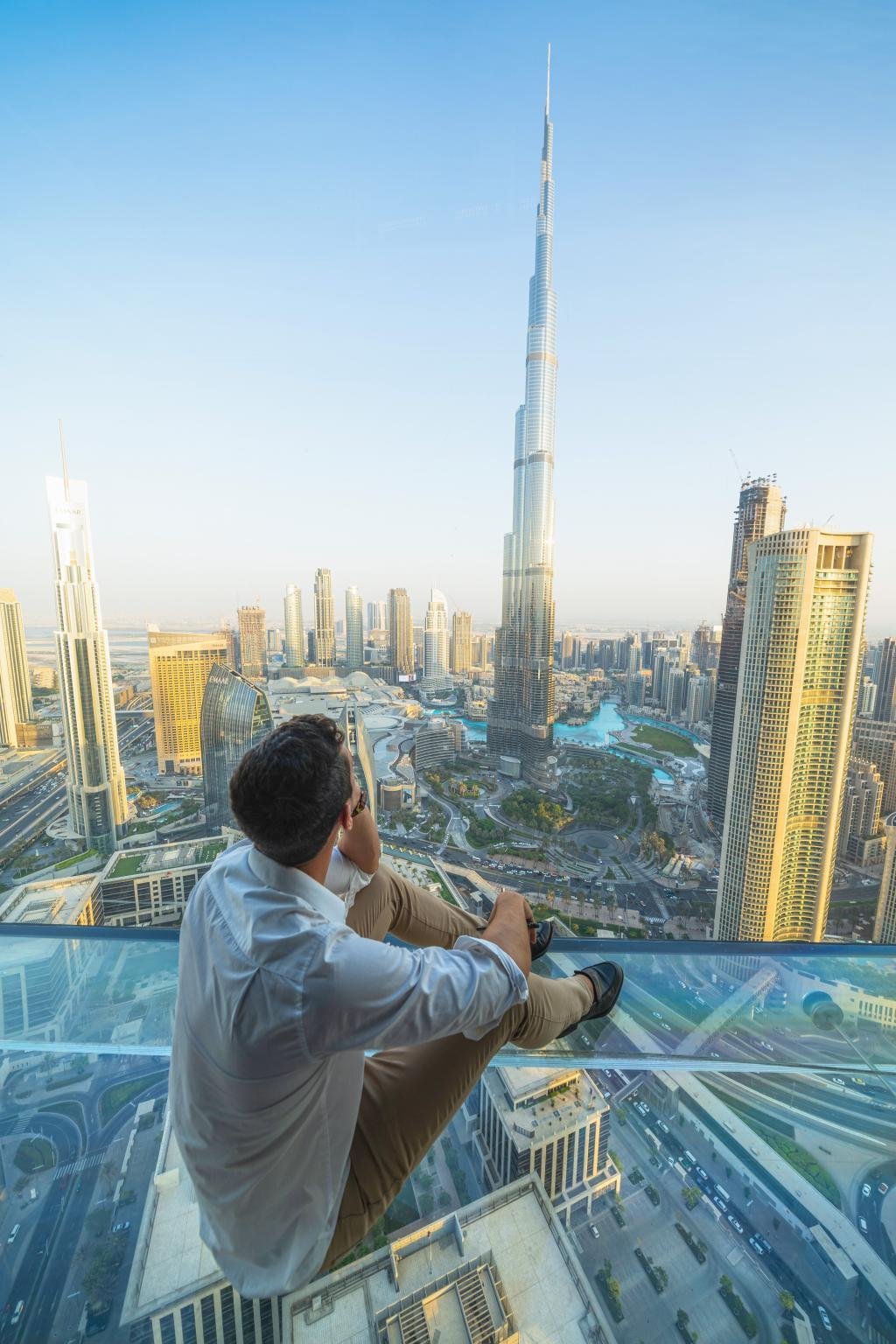 Бурдж халифа человек. Бурдж-Халифа Дубай стеклянная горка. Sky view Observatory Дубай. Дубай Бурдж Халифа смотровая. Дубай стеклянный пол Бурдж-Халифа.