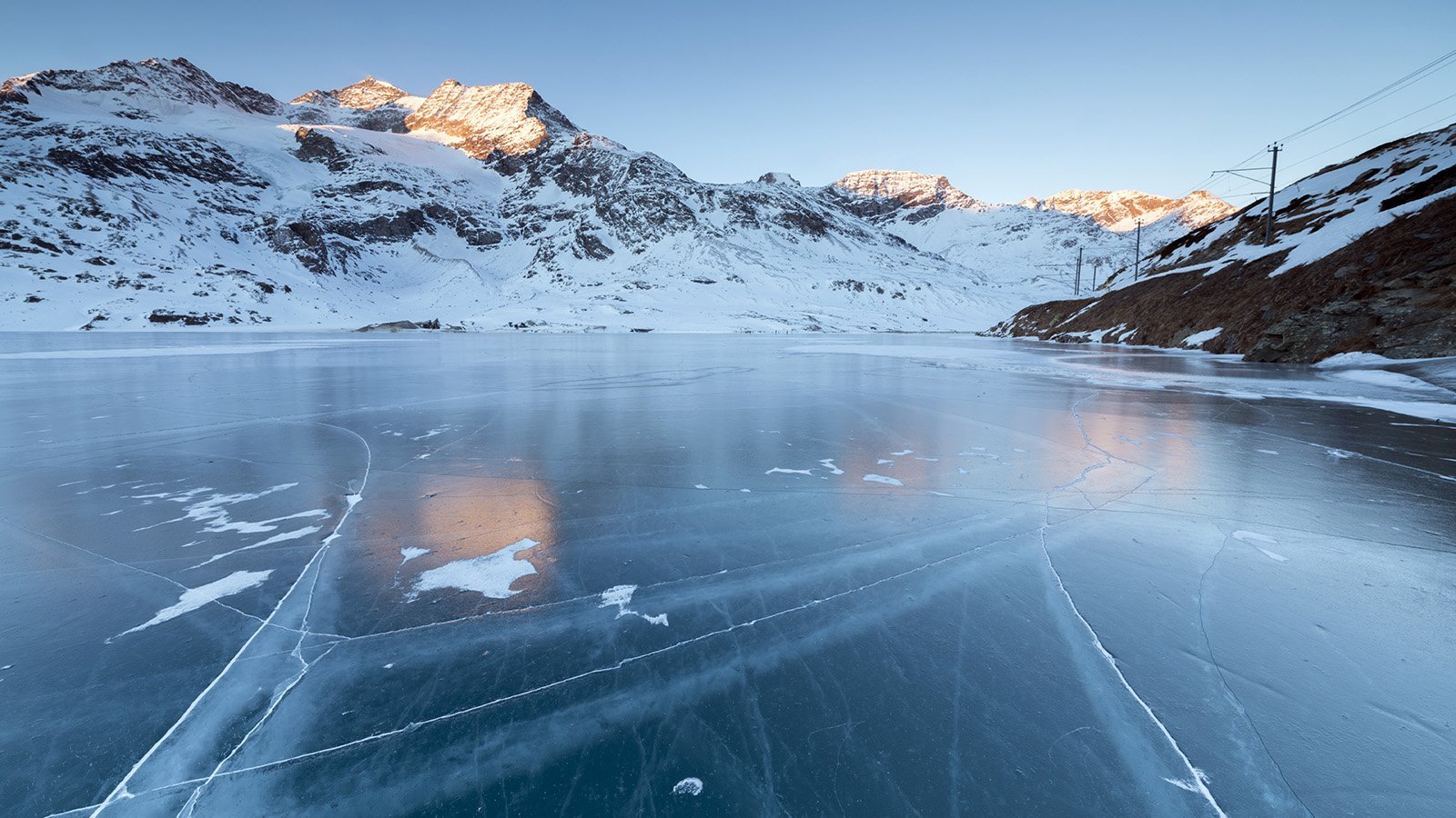 Замершее салсотто. Айс Лейкс. Замерзшее озеро. Ледяное озеро. В горах озеро во льдах.