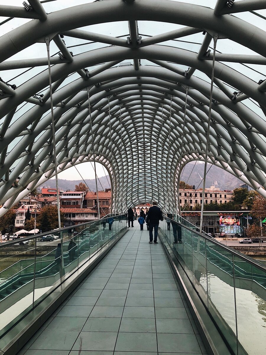 Стеклянный мост в тбилиси