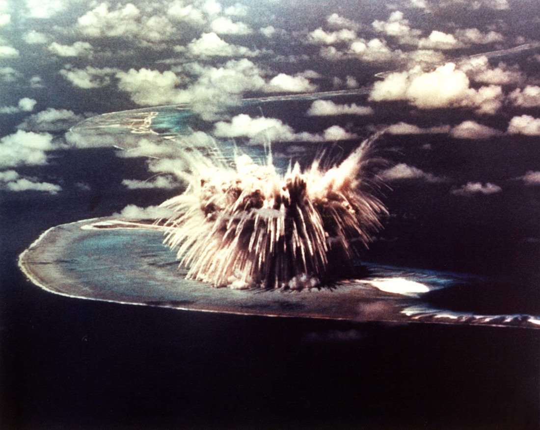 Взрыв на поверхности воды. Атолл бикини Маршалловы острова. Ядерный взрыв Атолл бикини. Атолл Эниветок ядерный взрыв. Атолл бикини ядерные испытания.