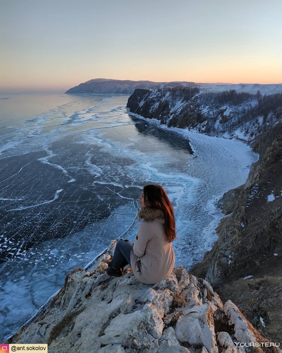 Девушка на Байкале зимой