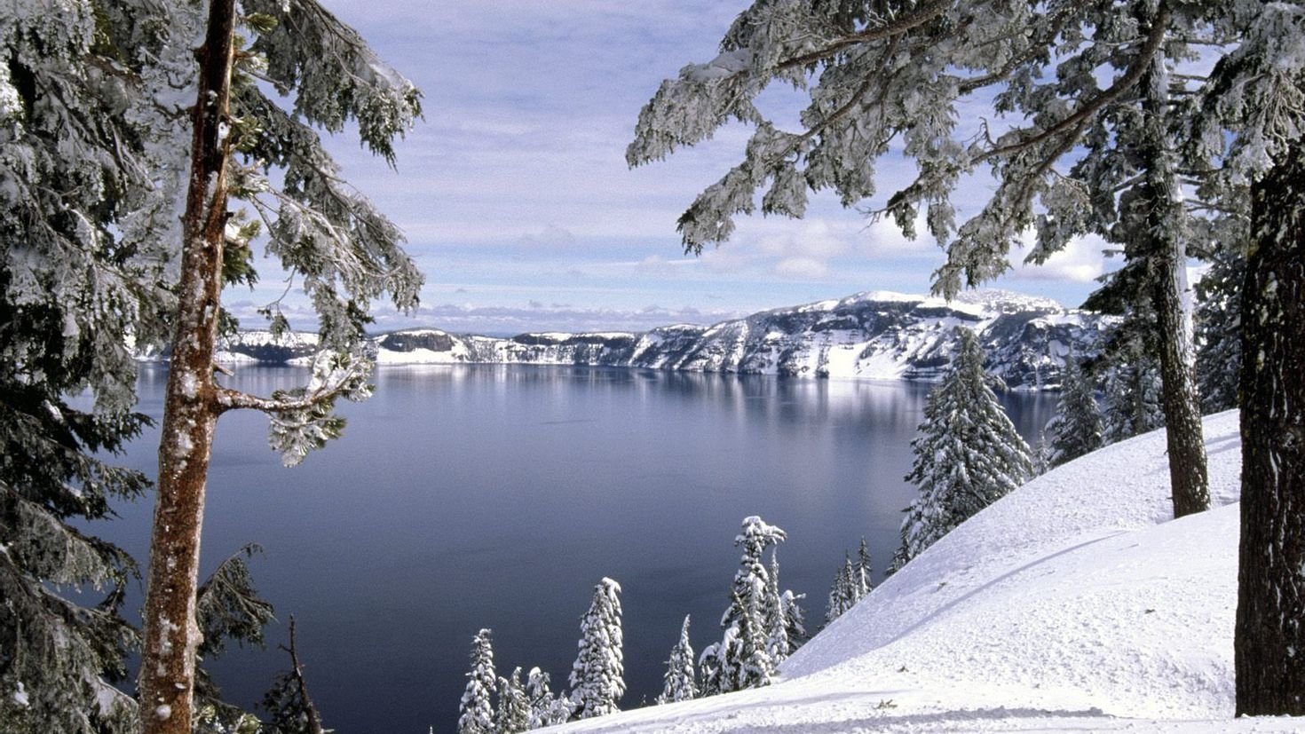 Берег озера зимой. Зимний Байкал Горячинск. Зимний пейзаж. Зимнее озеро. Природа Карелии зимой.