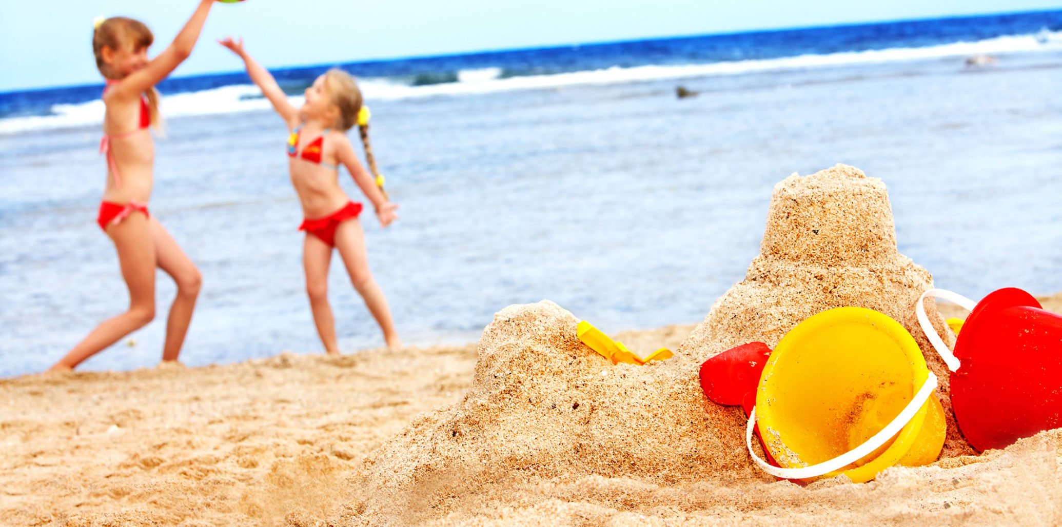 Дети на море. Лето пляж дети. Малыш на пляже. Лето дети море.