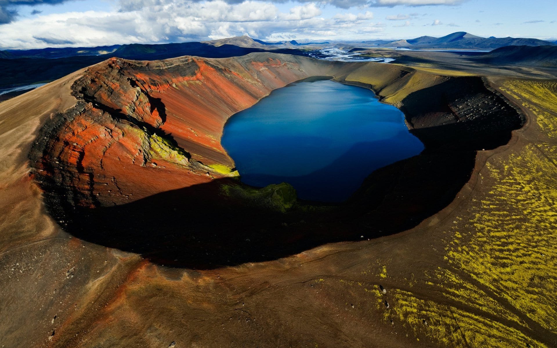 Кратерное озеро Эльгыгытгын. Кратерное озеро Альбертина рифт- Африка.. Кратерное озеро Исландия. Вулканический ландшафт Исландии.