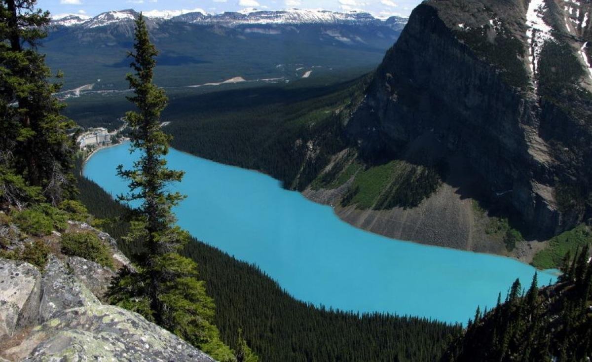 Ледниково тектонические озера северной америки. Озеро Луиз Канада. Луиз ледниковое озеро в Канаде. Озеро Луиз Канада CJ cgenybrf.