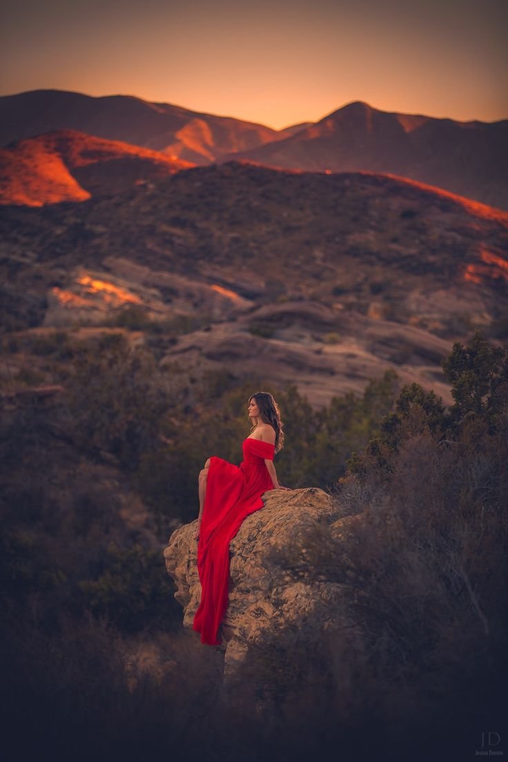 Девушка в платье в горах