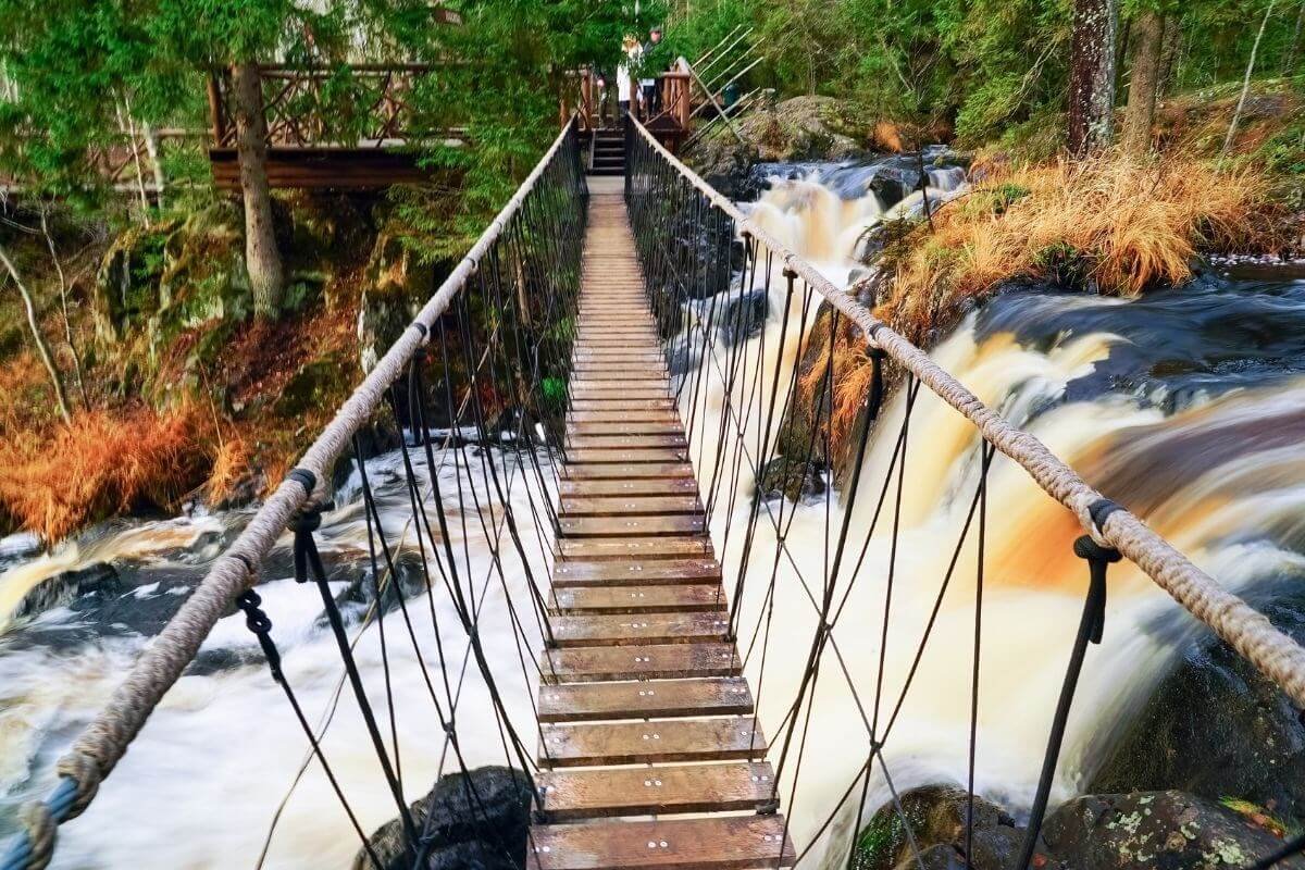 Рускеала горный парк подвесной мост
