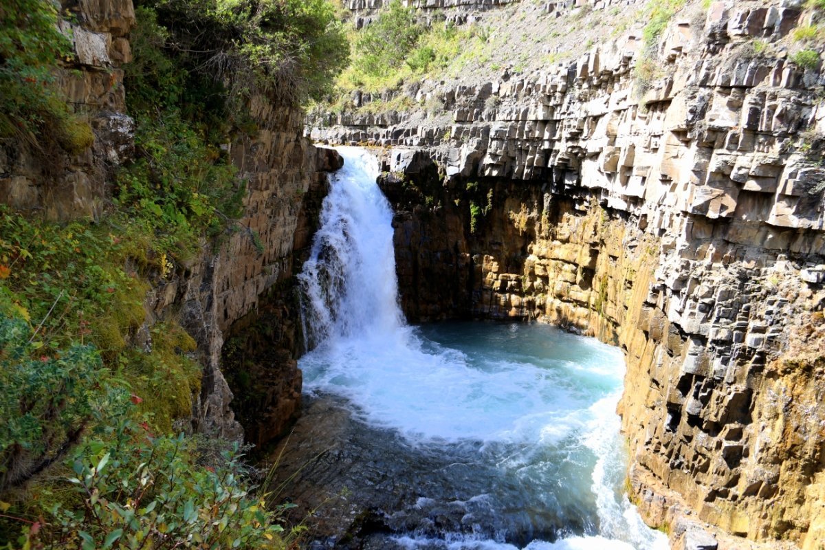 Водопад Рахмановский водопад в Казахстане