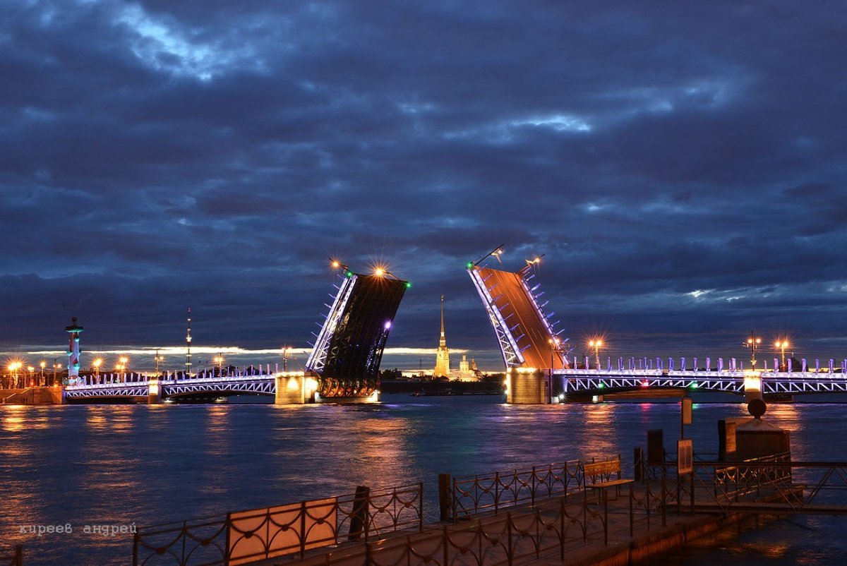 Набережные дворцового моста в Санкт Петербурге