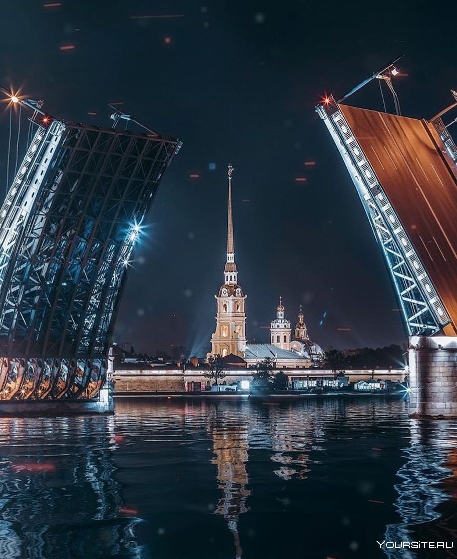 Дворцовый мост ночью в Санкт-Петербурге