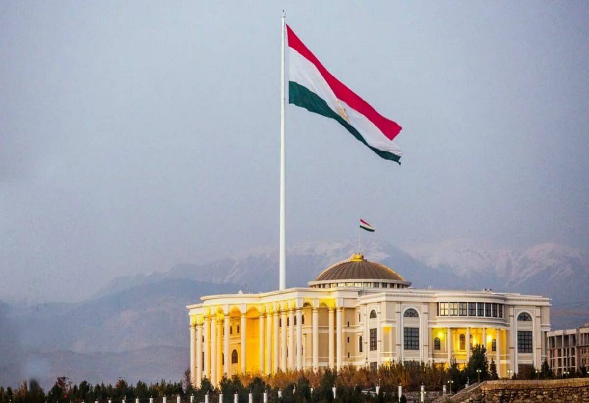 Флаг Таджикистана в Душанбе