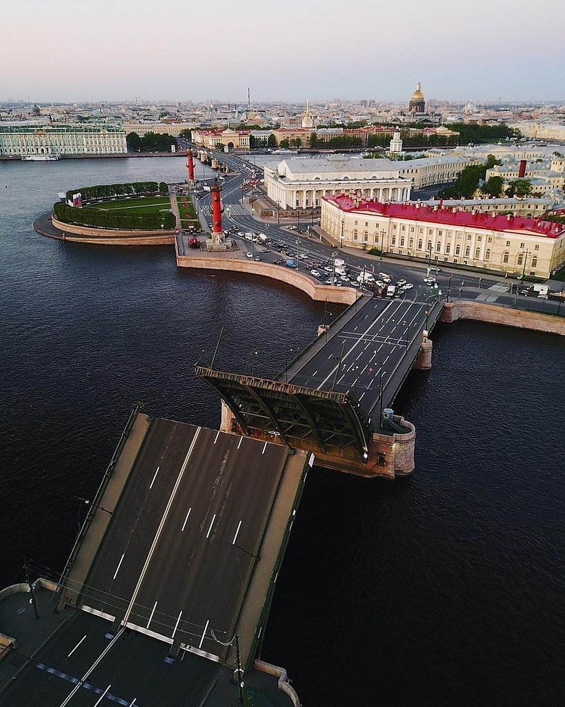 Разводной мост Васильевского острова в Санкт-Петербурге