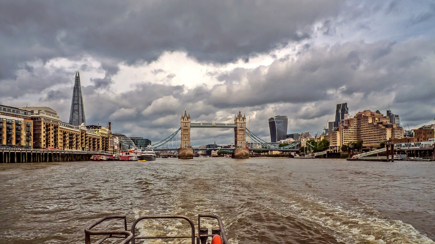 Грязная река Темза. Река Темза в Лондоне. Темза впадает в Северное море. Река Темза в Лондоне загрязнение.
