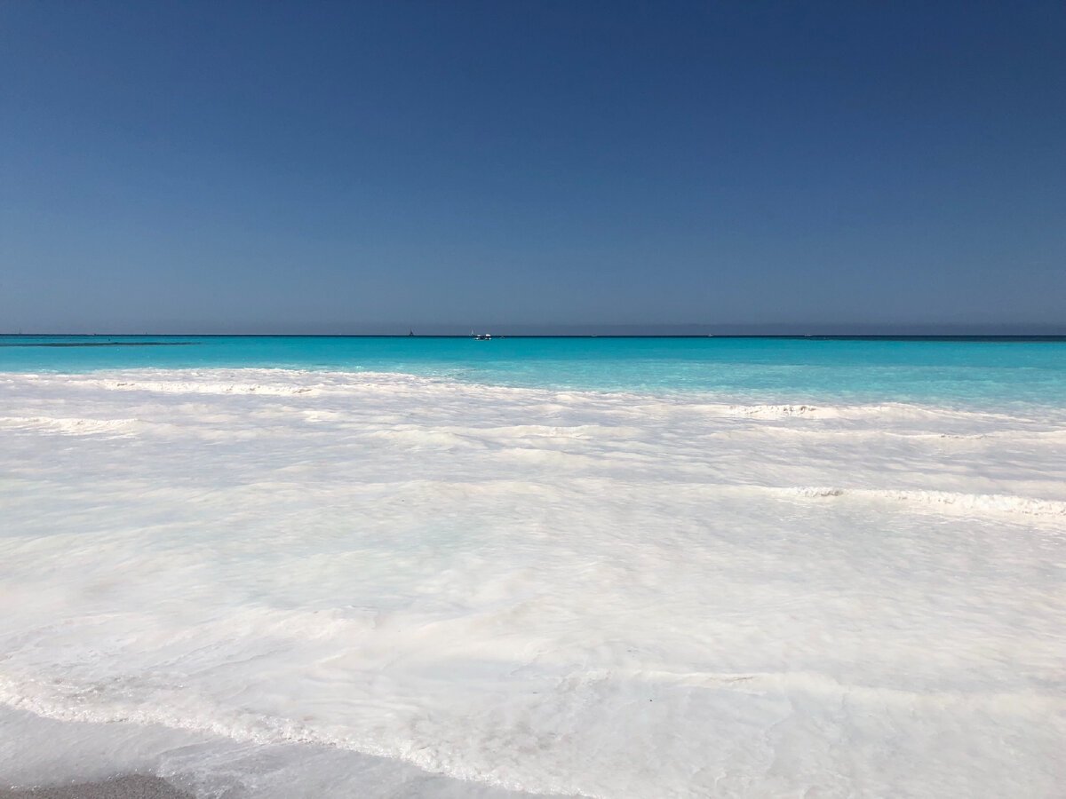 Море с белым песком и голубой водой