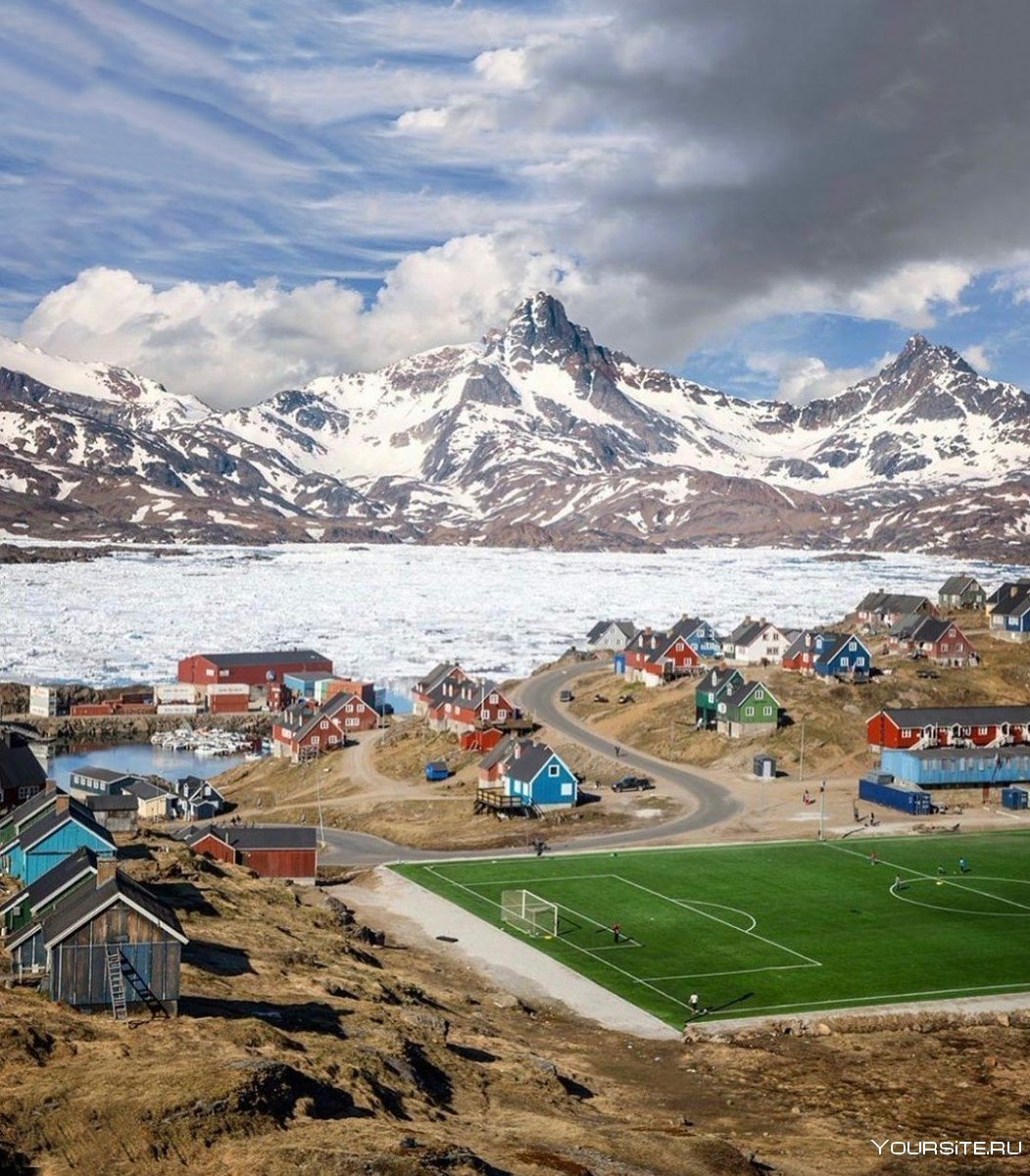 Гренландия горный. Тасиилак Гренландия. Стадион в Гренландии. Футбольное поле в Гренландии.