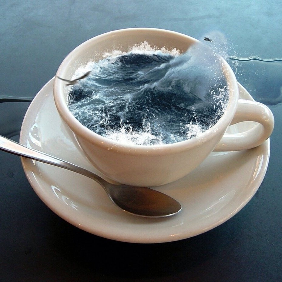 Чашка кофе на море