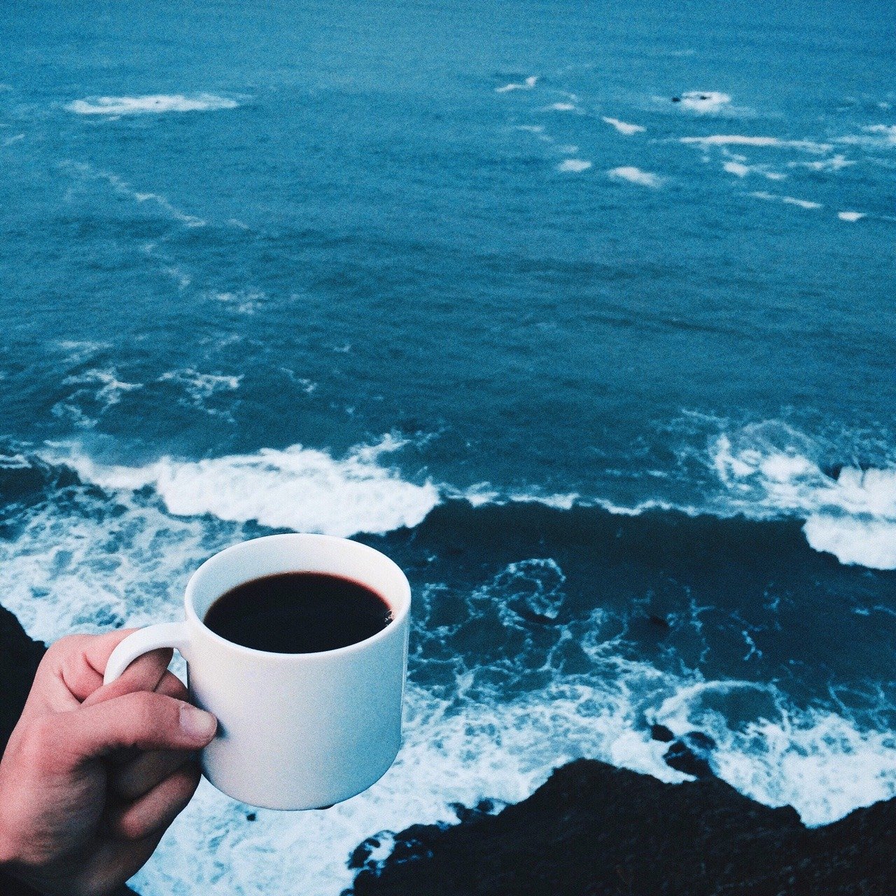 Sea cup. Чашка кофе на море. Кофе и море. Утро на море с кофе. Чашка кофе на берегу моря.
