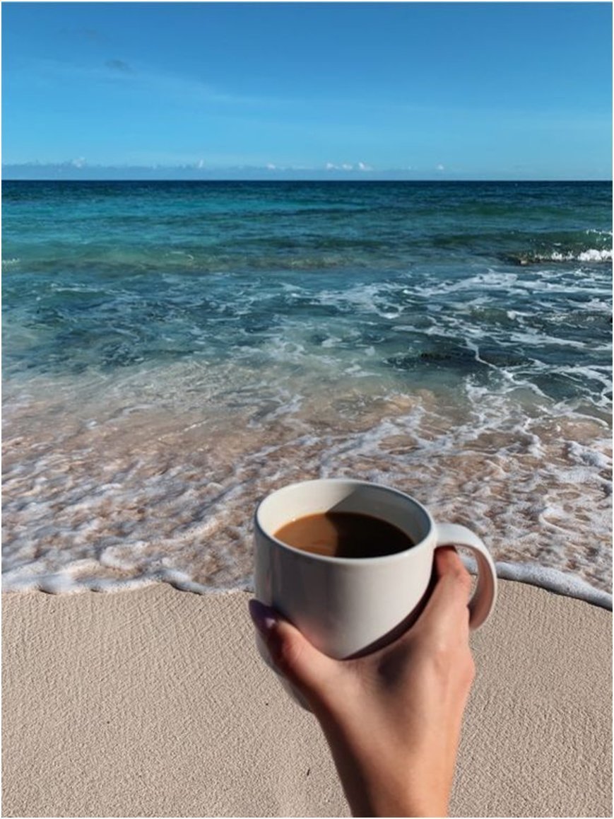 Utro. Кофе и море. Утро на море с кофе. Чашка кофе на берегу моря. Чашечка кофе на море.