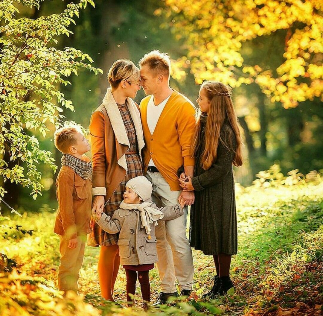 Осень другая семья. Семейная фотосессия. Семейная фотосессия на природе. Осенняя фотосессия семейная на природе. Фотосессия семьи на природе.
