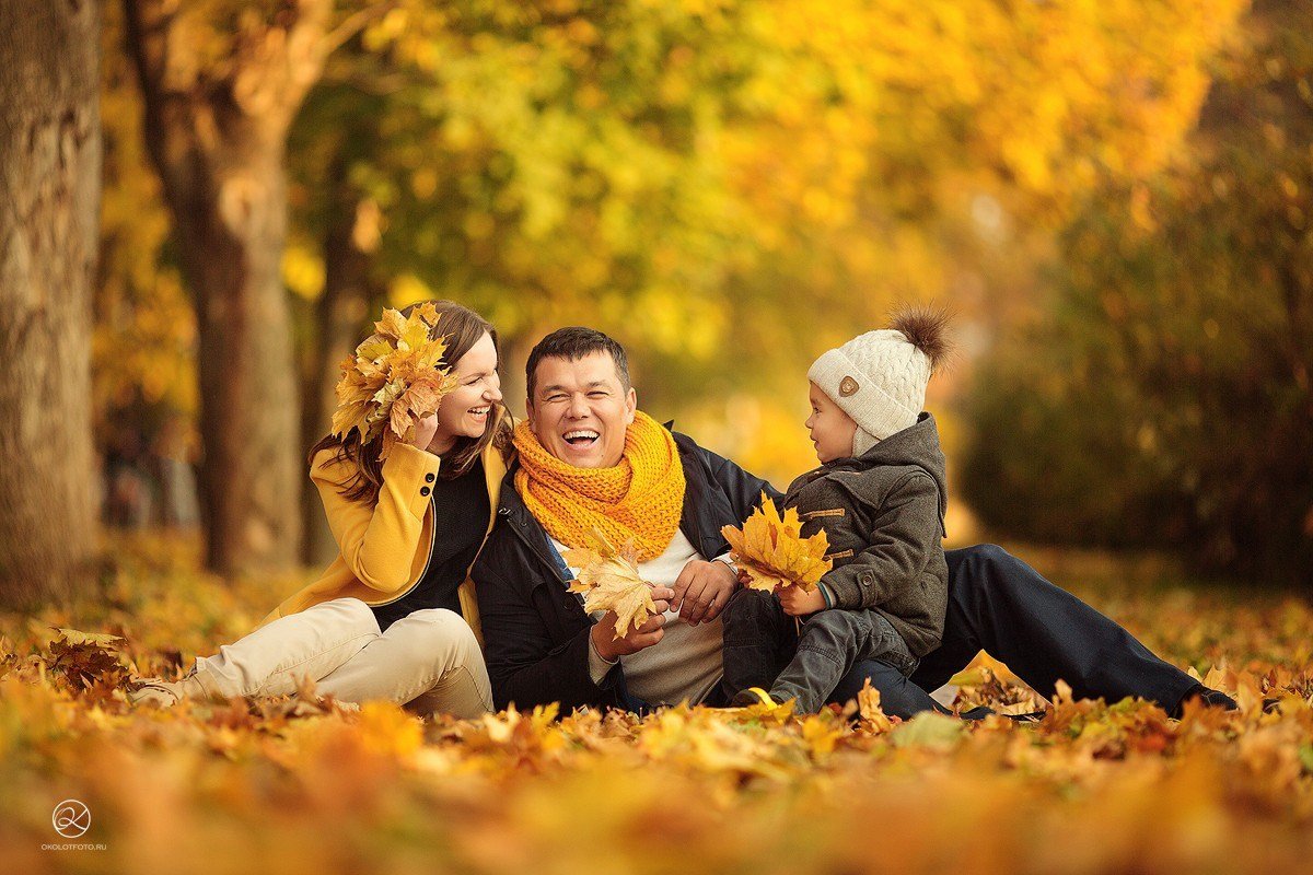 Осень другая семья. Фотосессия семьи на природе. Осенняя фотосессия. Осенние фотосессии на природе. Осенняя фотосессия семейная.