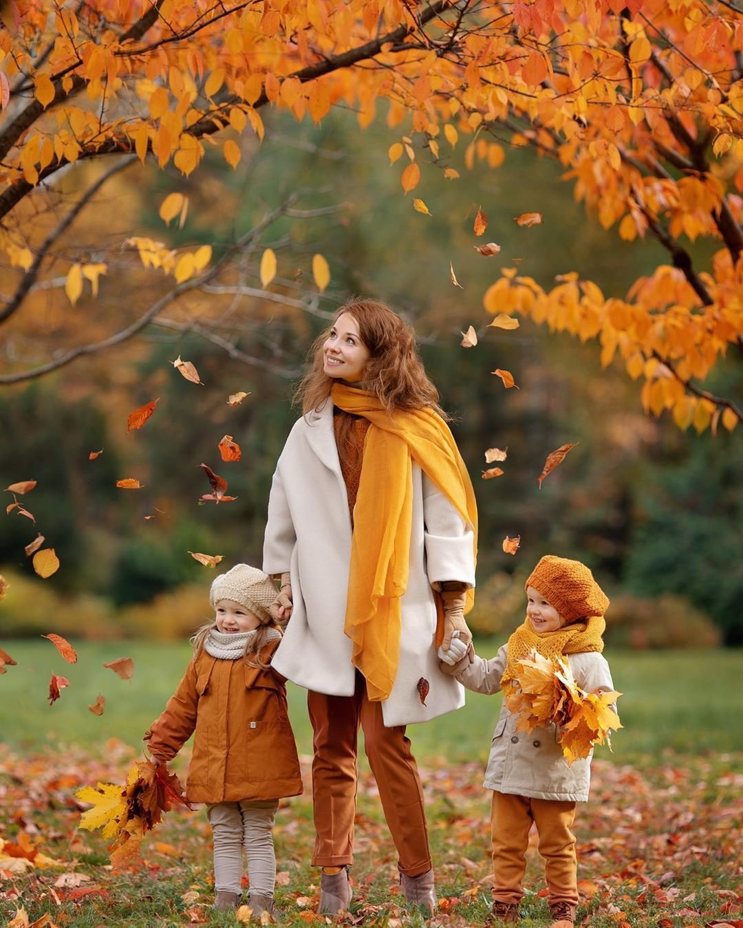 Осенняя фотосессия детей. Семья осень. Осенняя фотосессия семейная. Осень для детей.