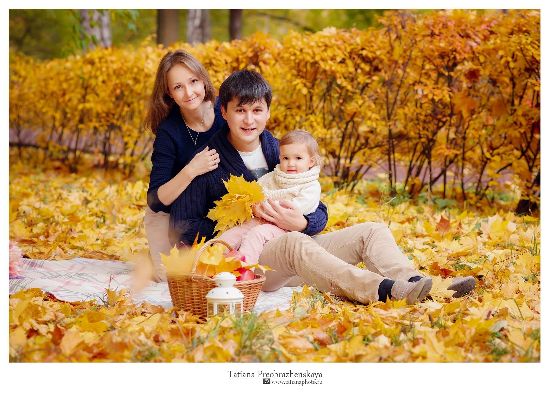 Осенняя фотосессия в парке семейная. Осенняя фотосессия детей. Семья осень. Семейная фотосессия осенью на природе.