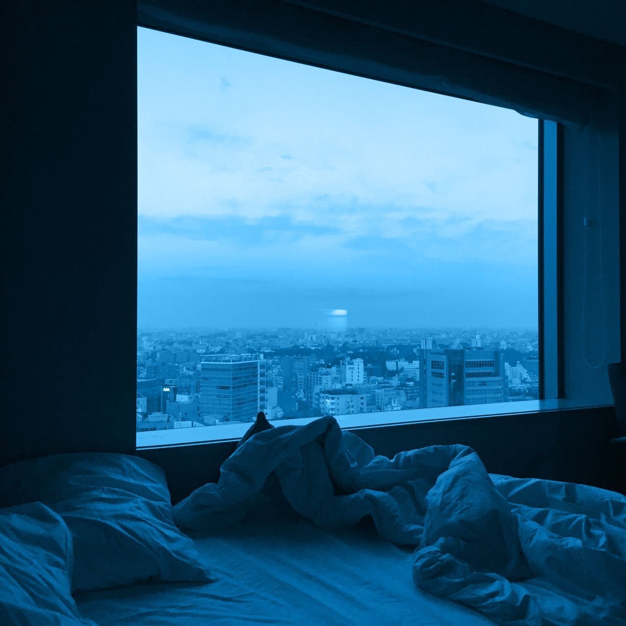 Красивый вид из окна. Комната с окном ночью. Кровать около окна ночью. Вид из окна Эстетика.