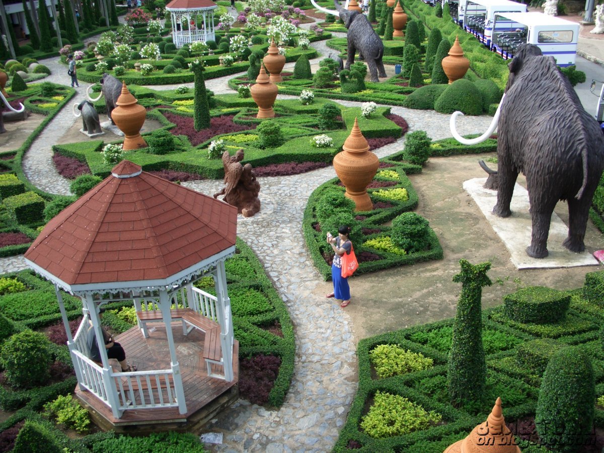 Парк в Тайланде с фигурками
