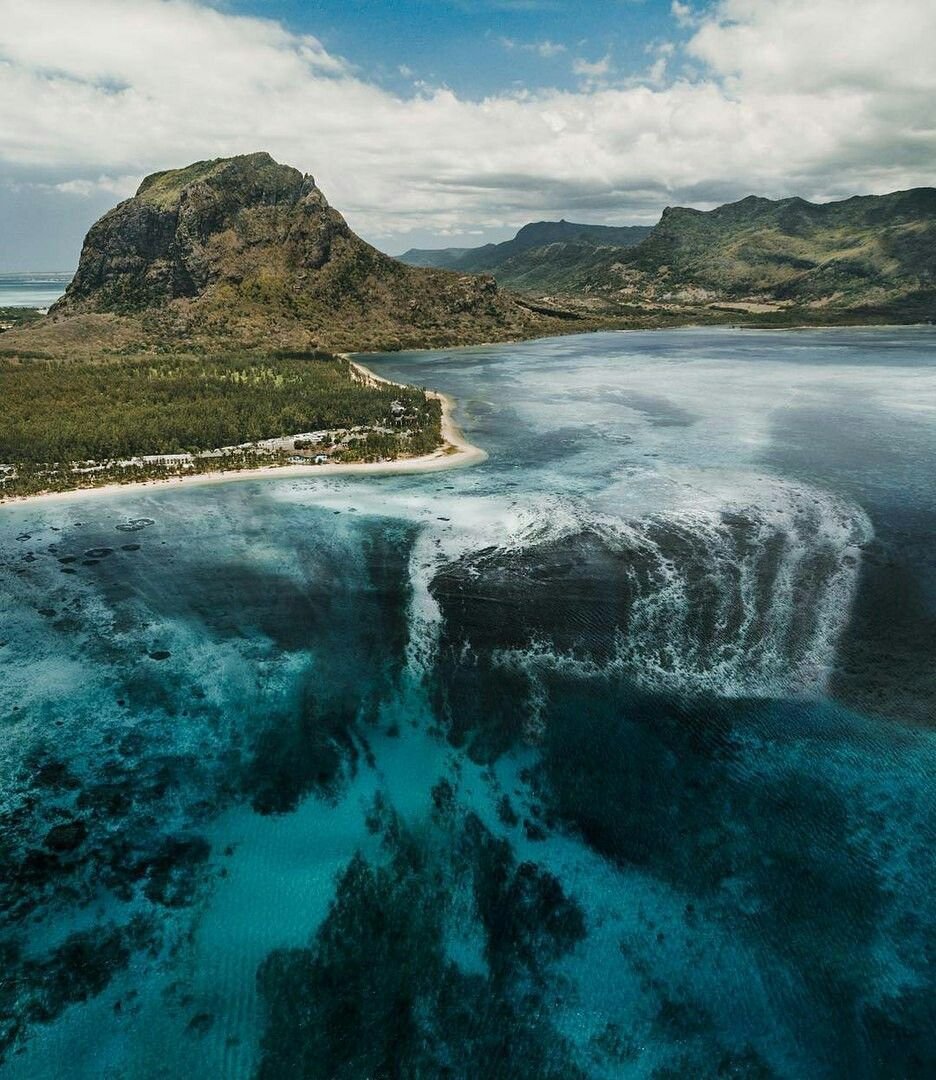 Ле-Морн-Брабан, остров Маврикий. Ле-Морн Маврикий подводный водопад. Леморн Брабант Маврикий водопад. Подводный водопад Маврикий в индийском океане.