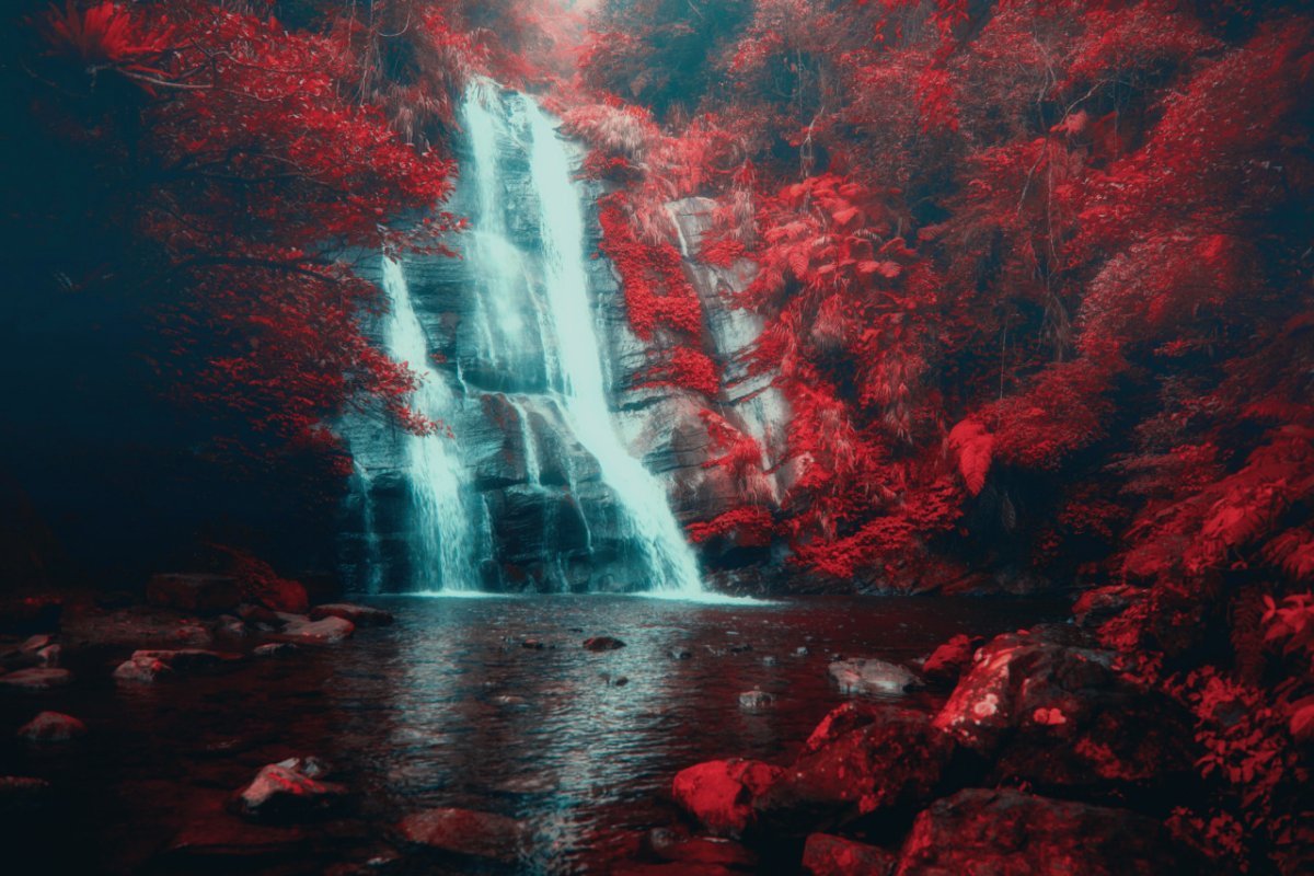 Водопад с красной водой