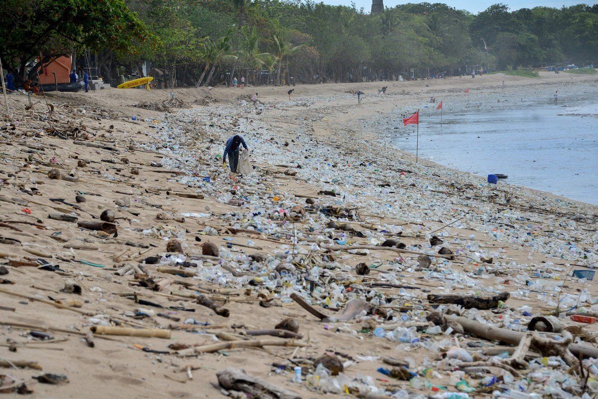 Горы мусора на пляжах Бали