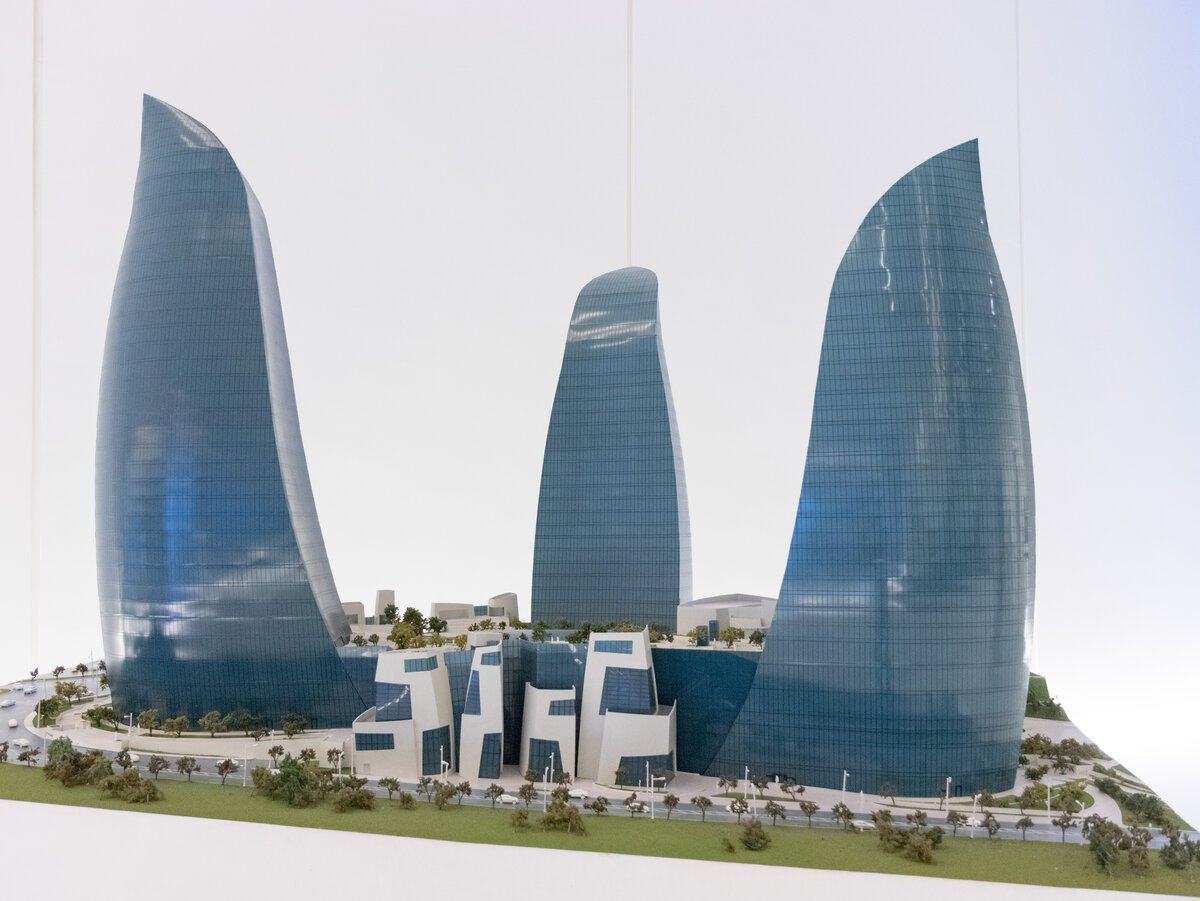 Здание в Баку в виде подписи
