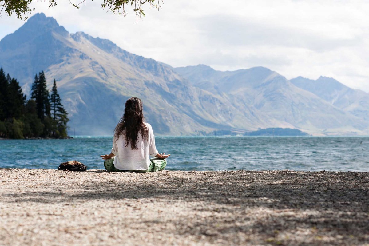 Медитация в горах девушка