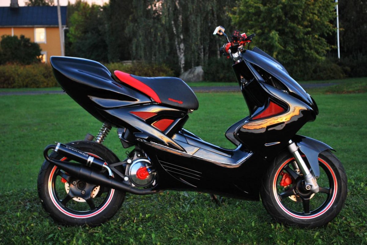 Yamaha Aerox красный