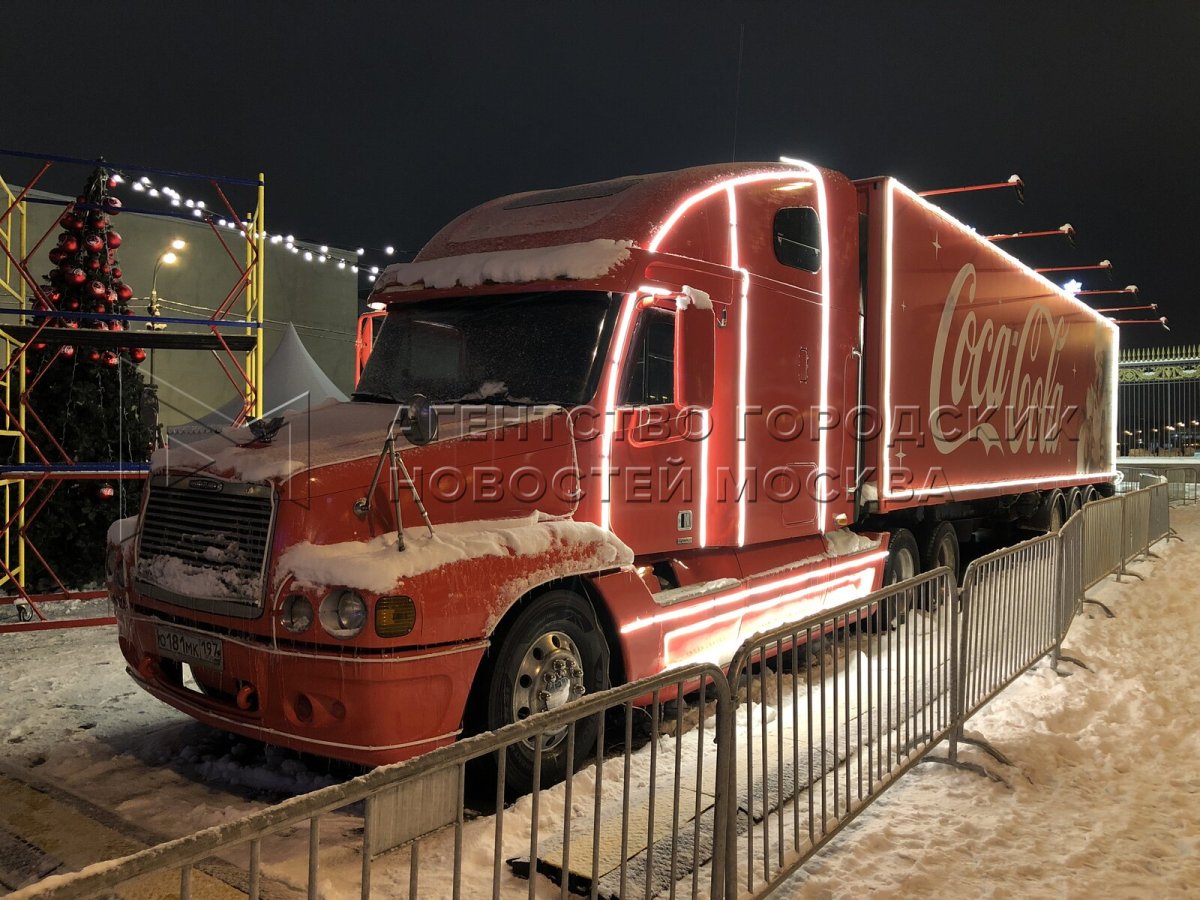 Фура Кока кола в парке Горького
