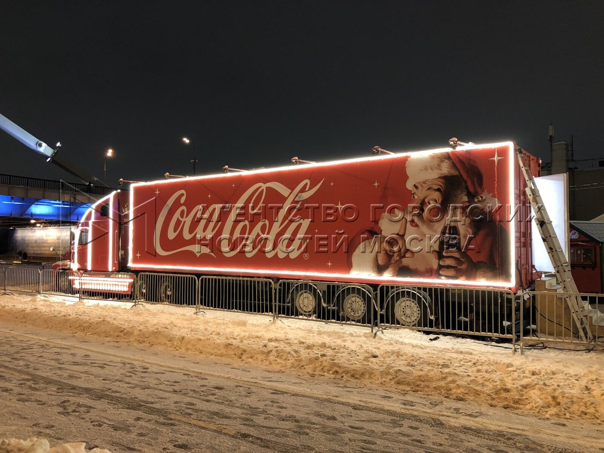 Фура Кока кола в парке Горького