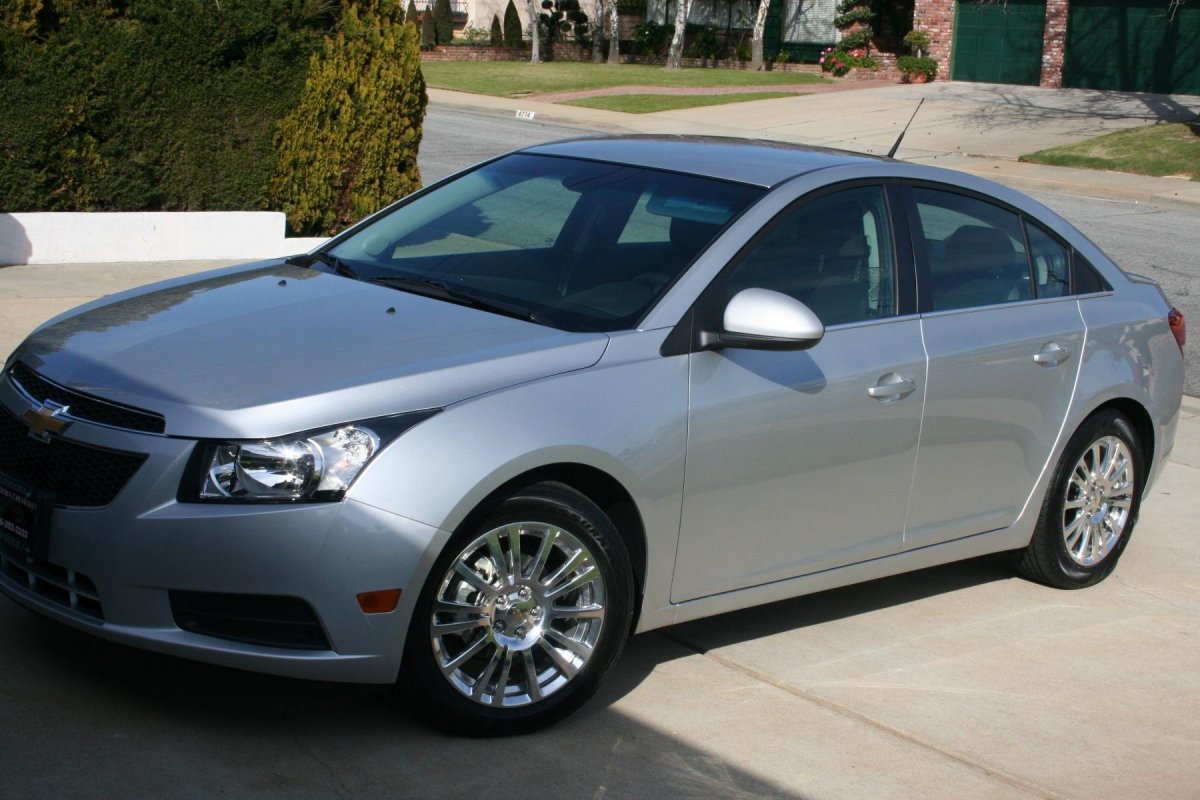 Chevrolet Cruze серебристый