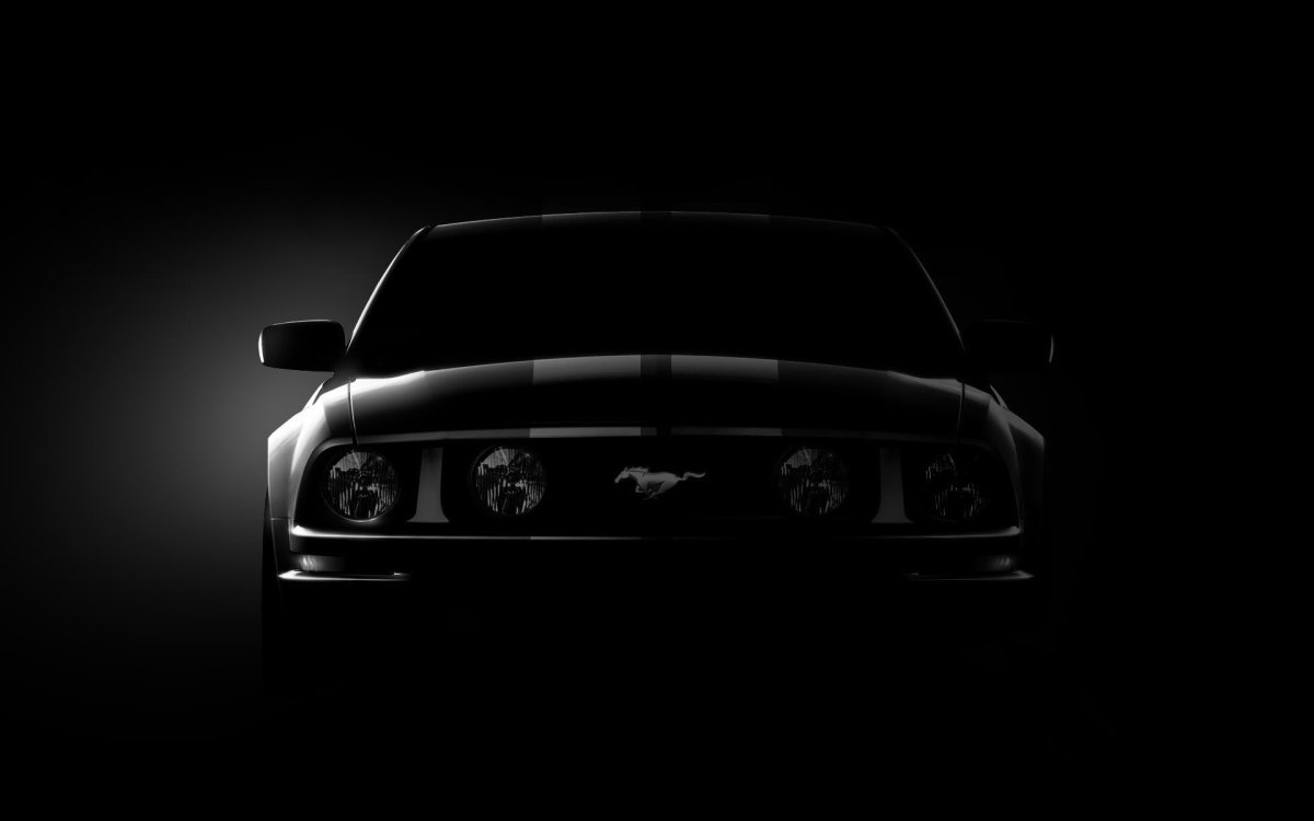 Ford Mustang на черном фоне