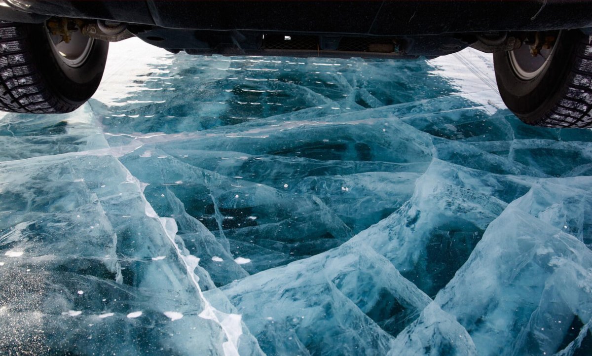 Грузовик на льду Байкала
