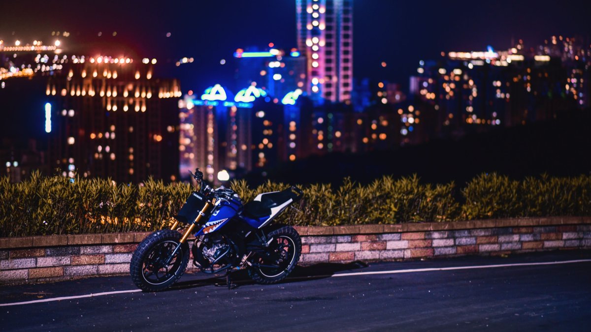 Мотоциклист в ночном городе