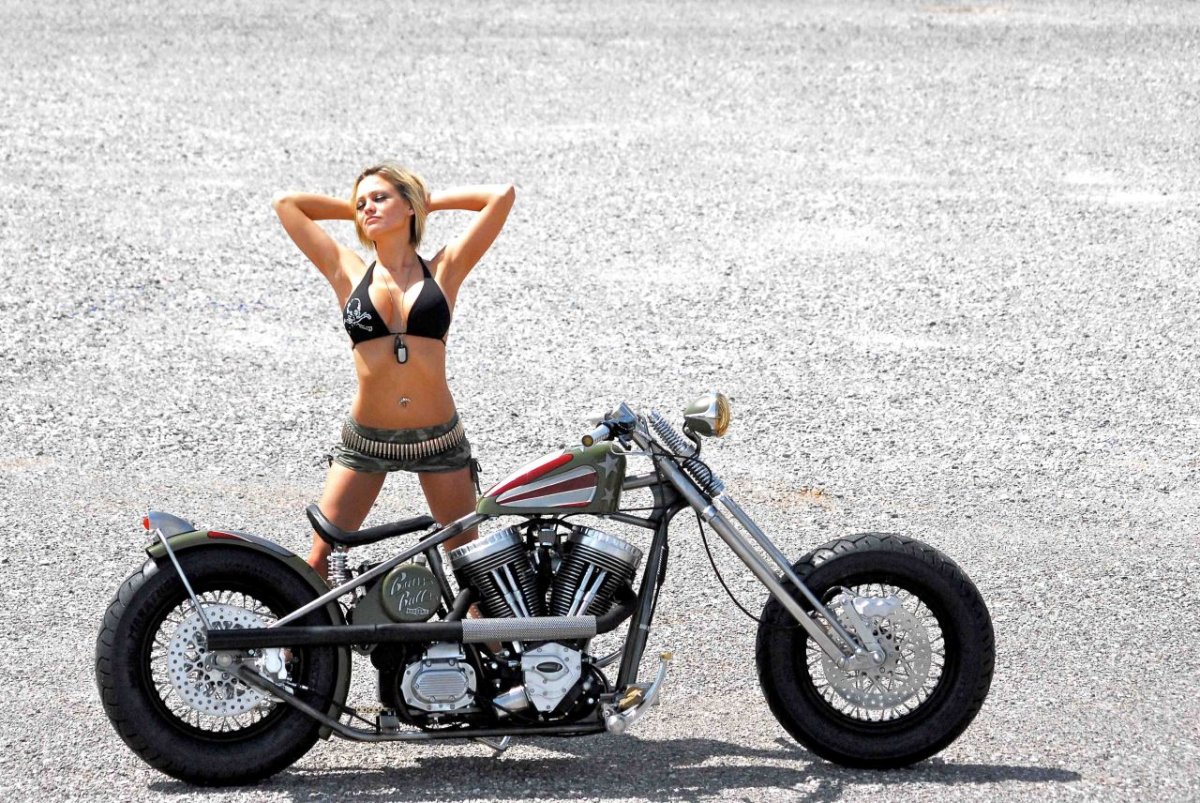 Боббер мотоцикл девушка